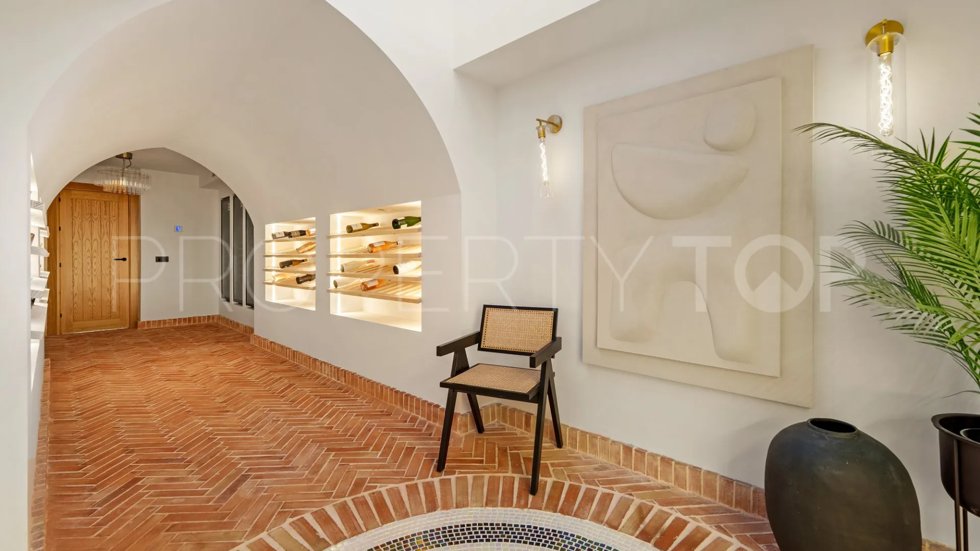 For sale villa with 6 bedrooms in Nueva Andalucia
