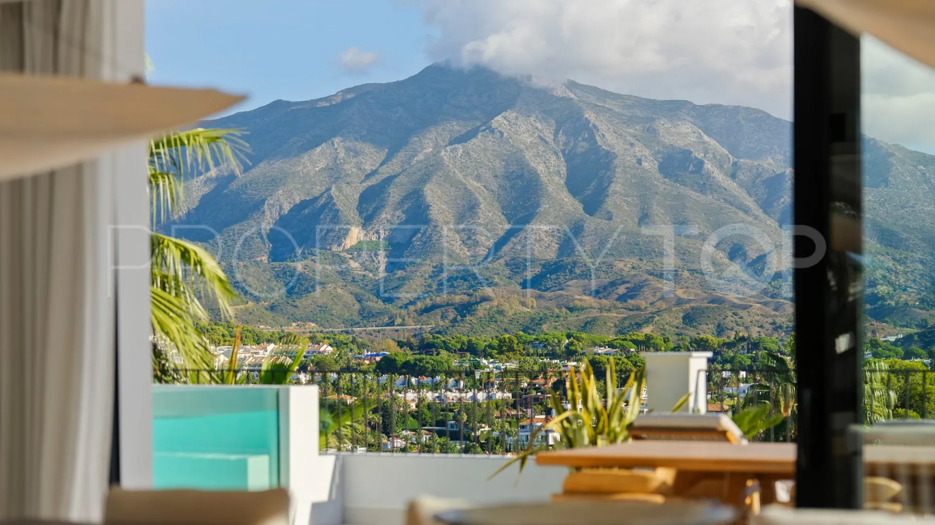For sale villa with 6 bedrooms in Nueva Andalucia