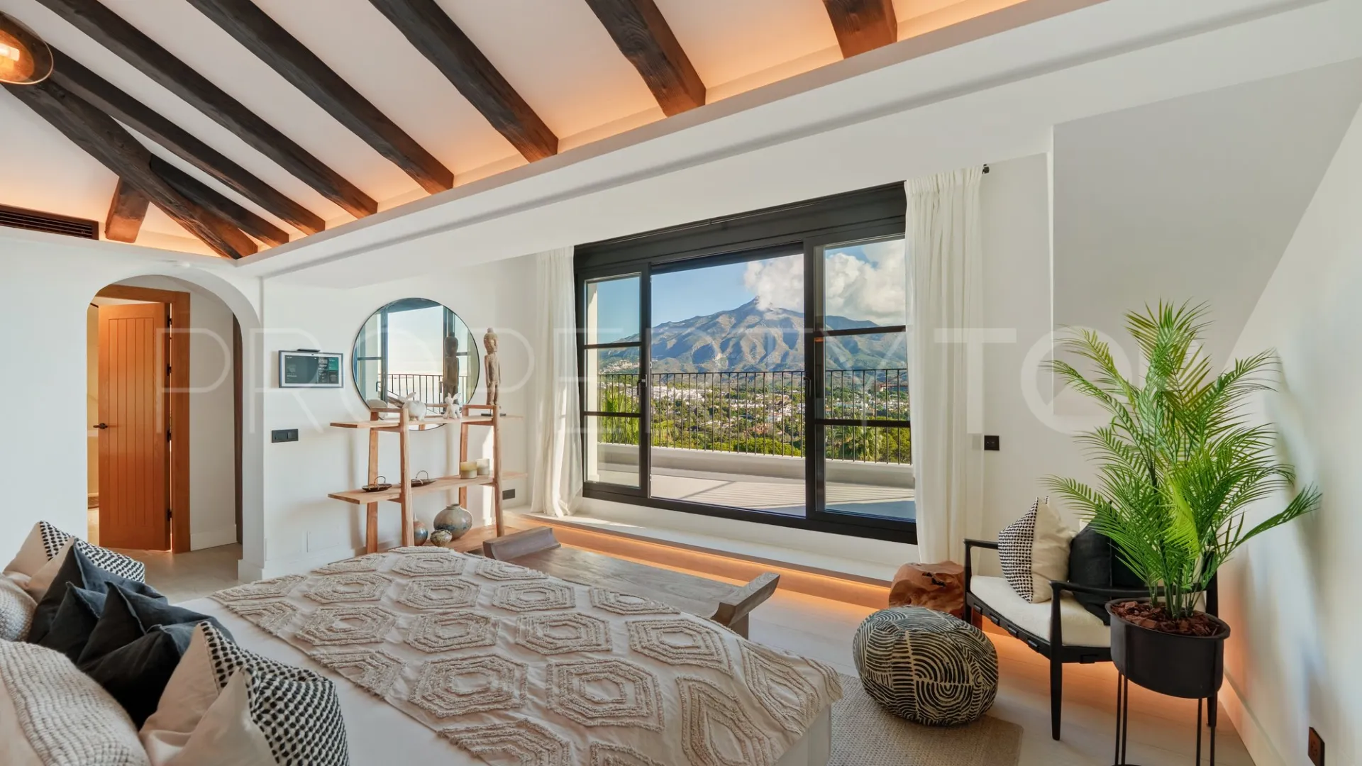 For sale villa with 6 bedrooms in Nueva Andalucia