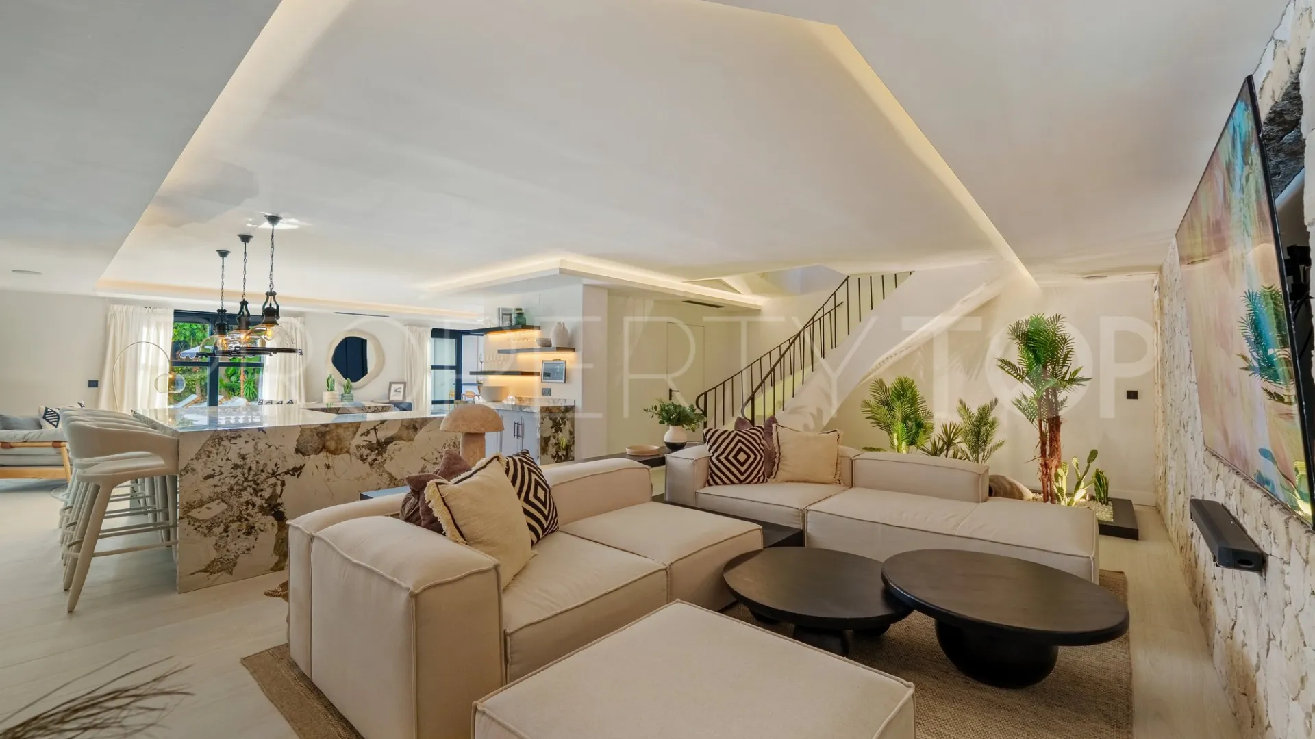 For sale villa with 6 bedrooms in Nueva Andalucia