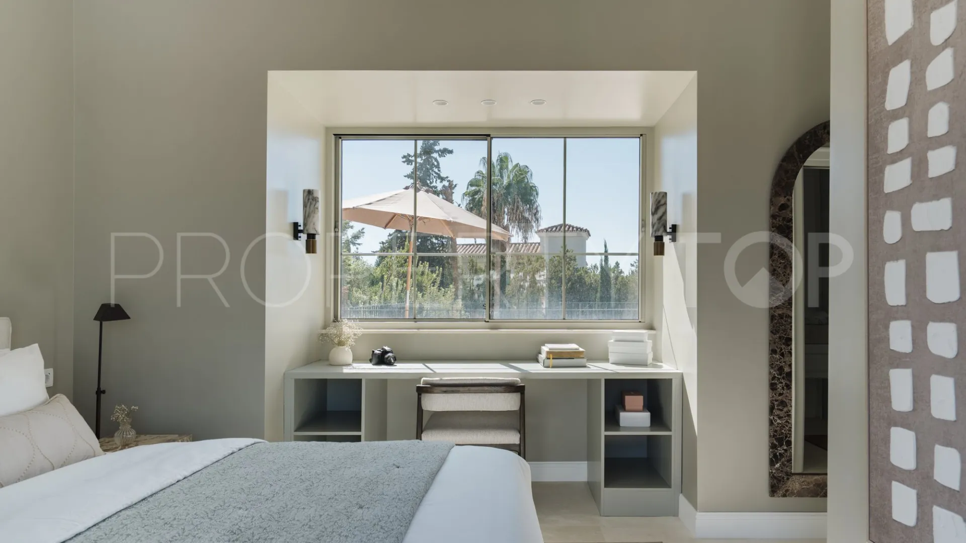 Buy villa with 5 bedrooms in Nueva Andalucia
