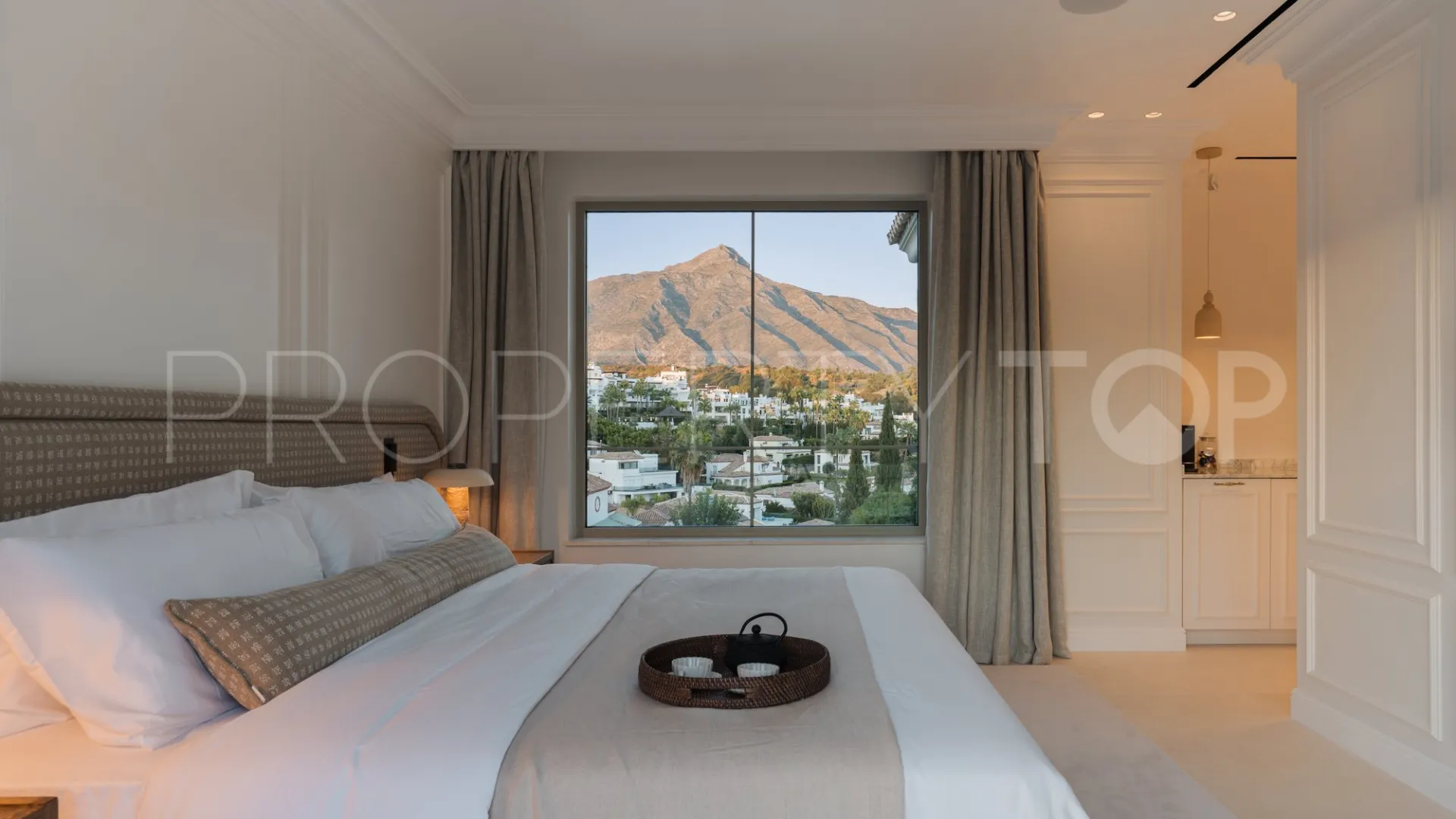 Buy villa with 5 bedrooms in Nueva Andalucia