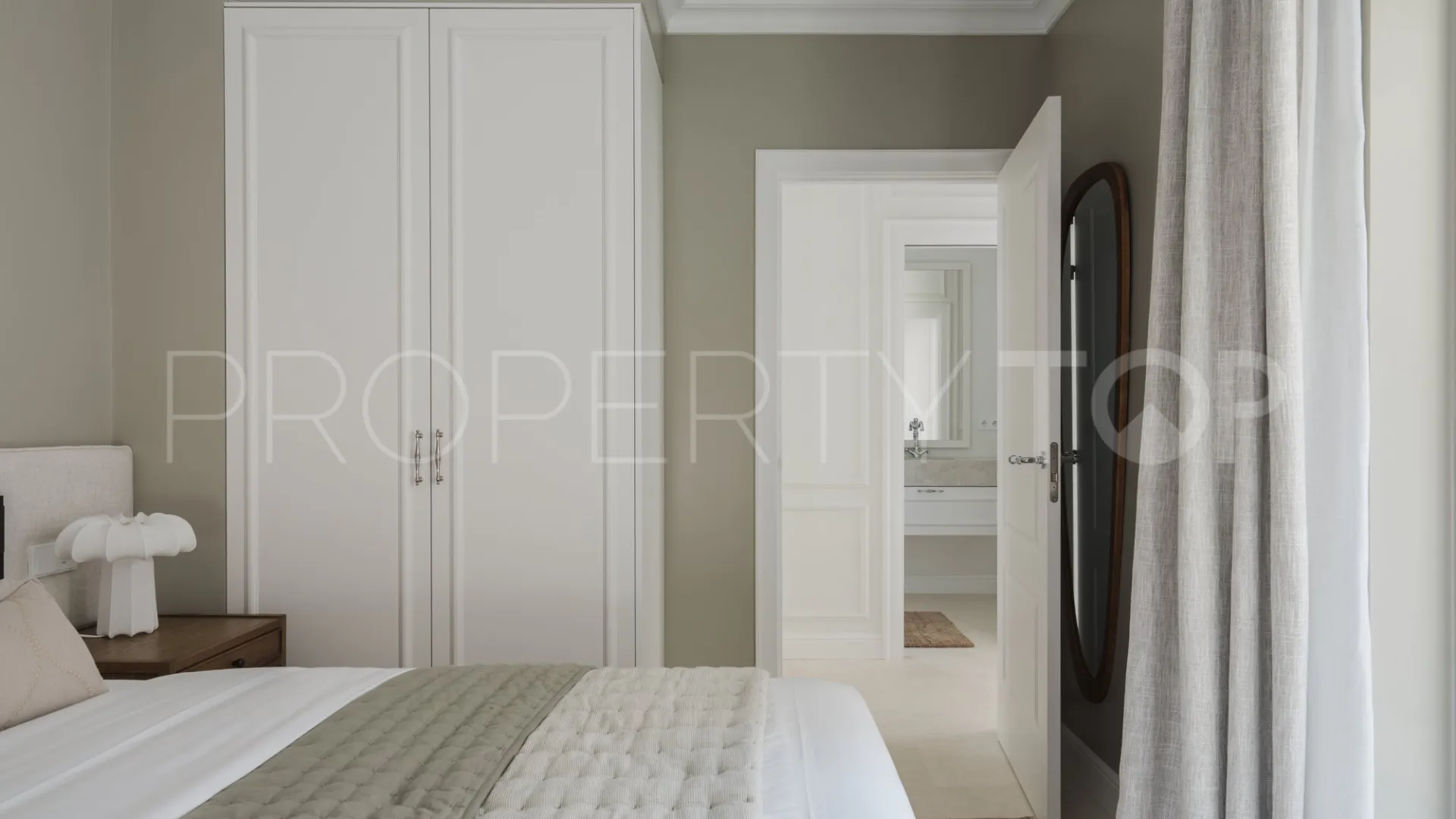 Buy villa with 5 bedrooms in Nueva Andalucia