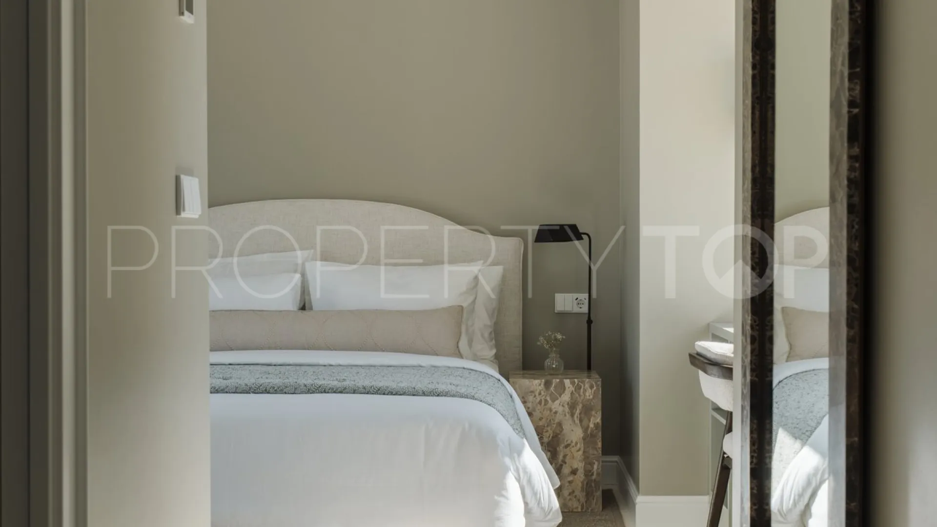 Buy villa with 5 bedrooms in Nueva Andalucia