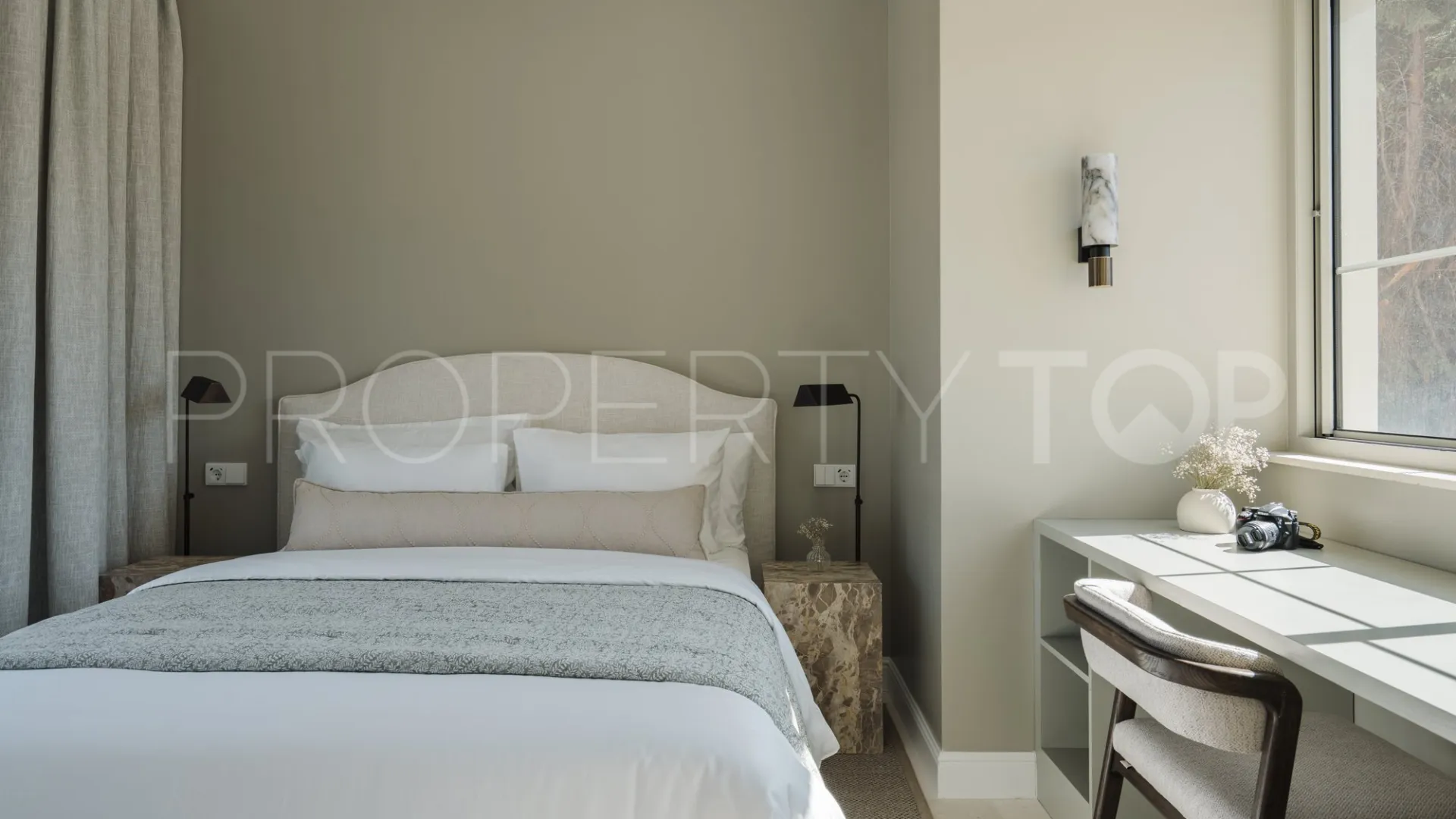 Buy villa with 5 bedrooms in Nueva Andalucia