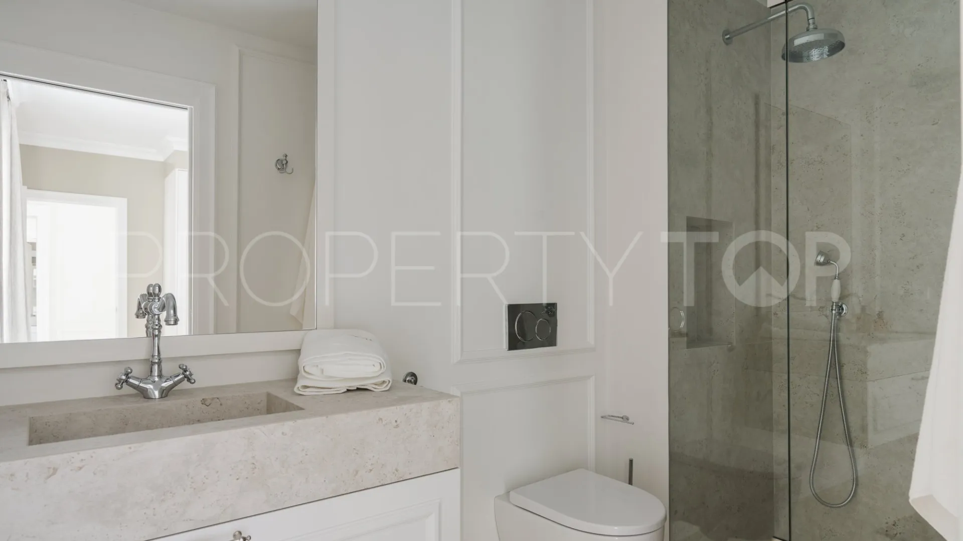 Buy villa with 5 bedrooms in Nueva Andalucia
