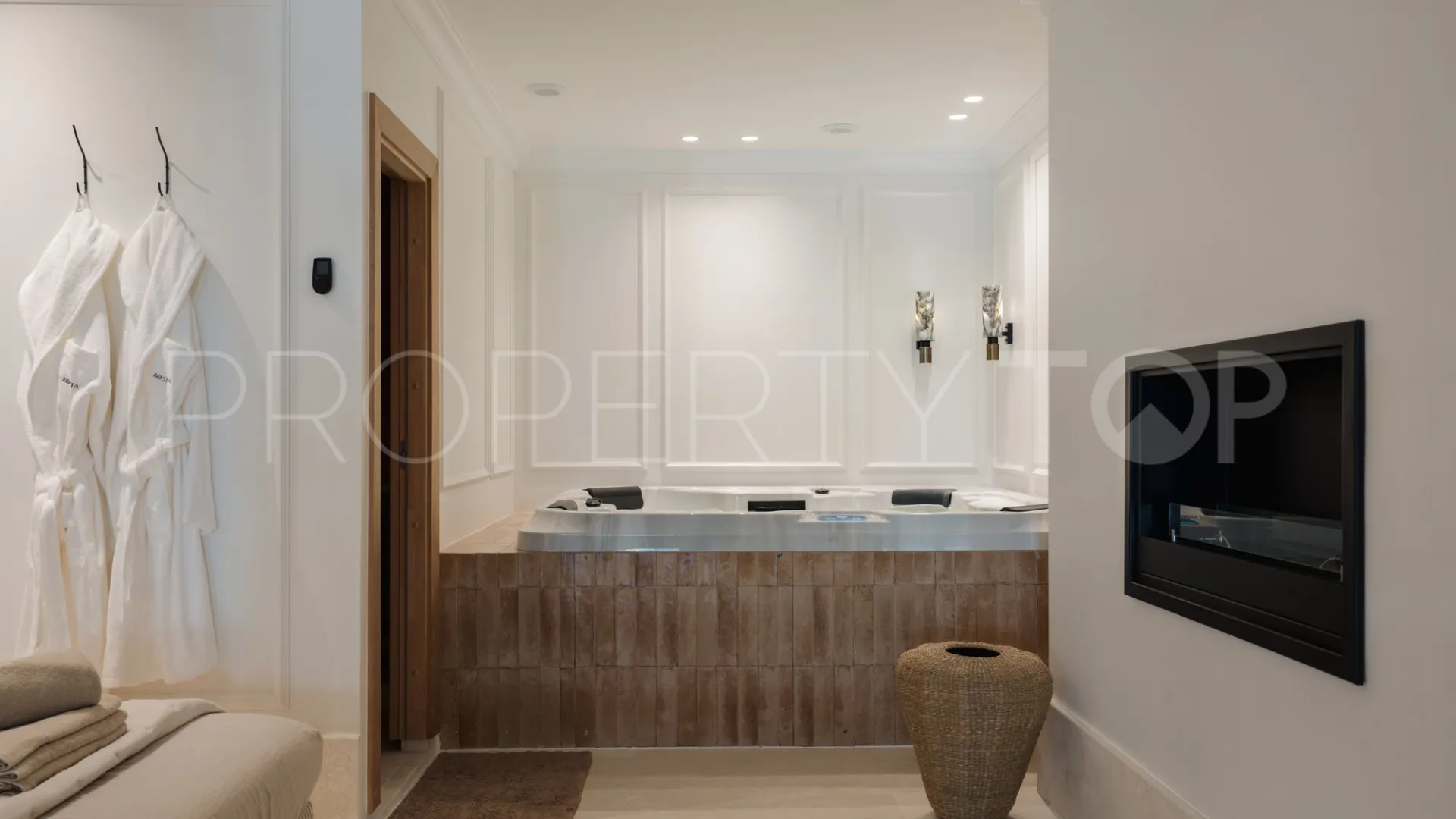 Buy villa with 5 bedrooms in Nueva Andalucia