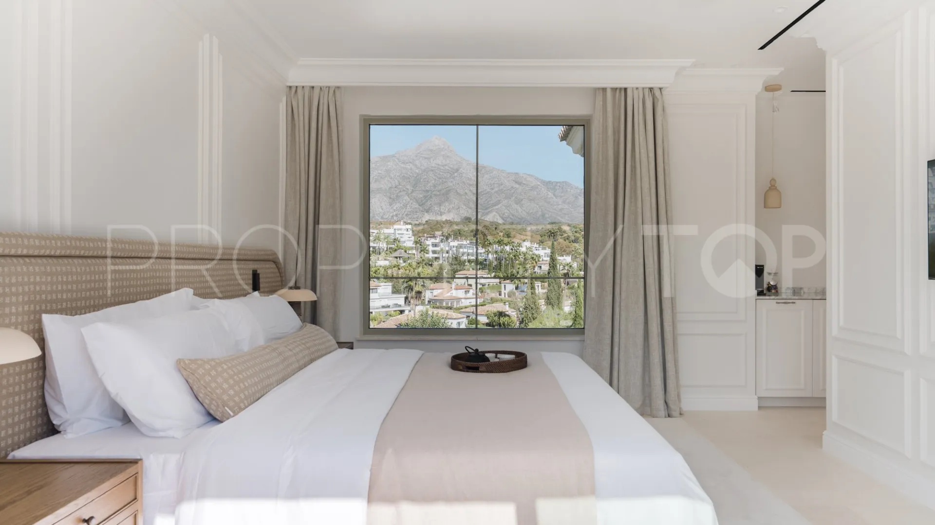 Buy villa with 5 bedrooms in Nueva Andalucia