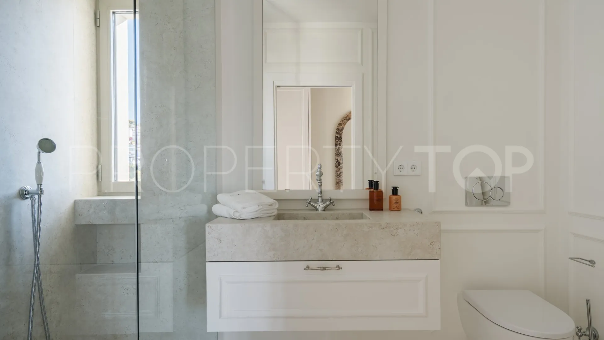Buy villa with 5 bedrooms in Nueva Andalucia