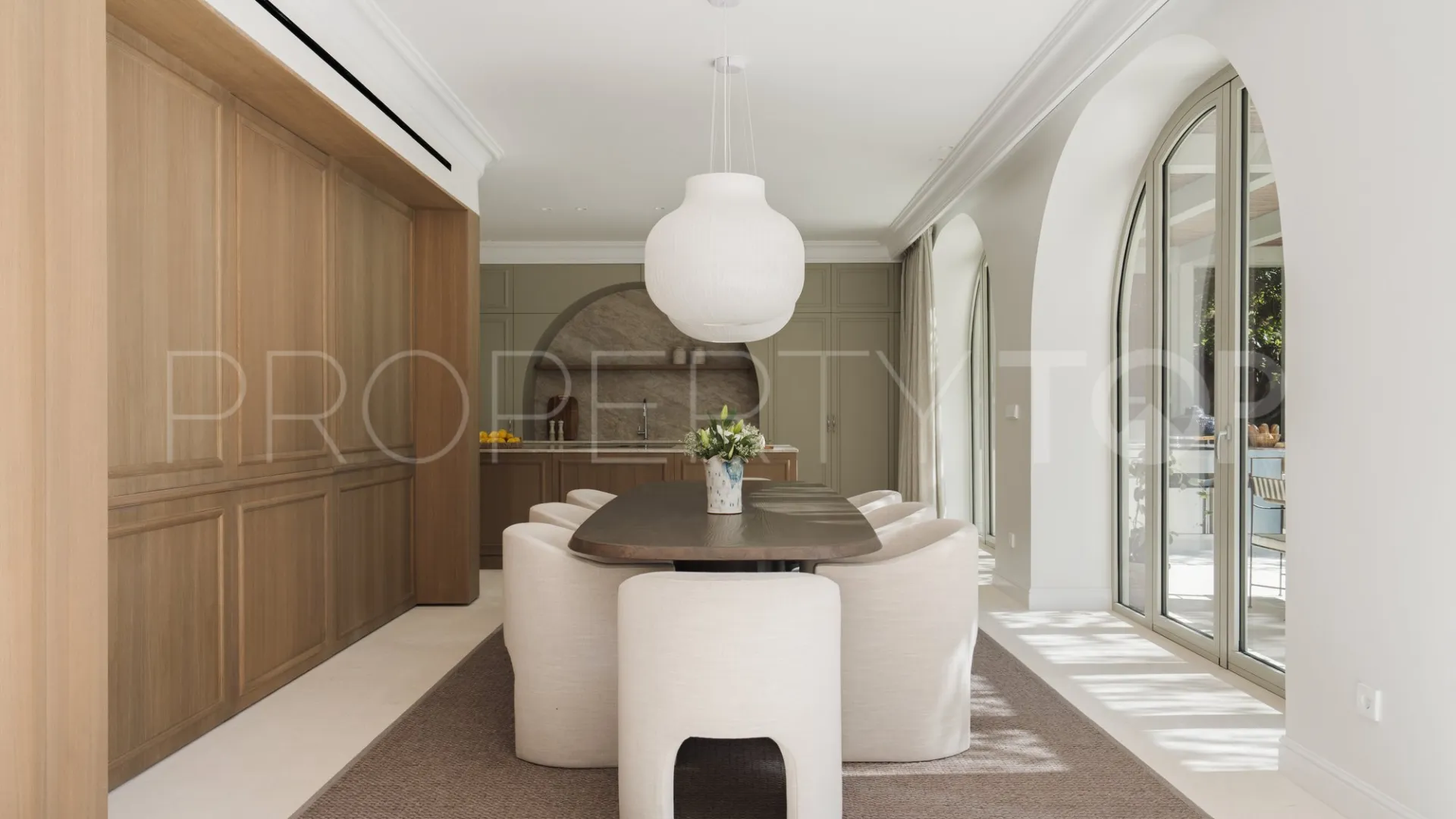 Buy villa with 5 bedrooms in Nueva Andalucia