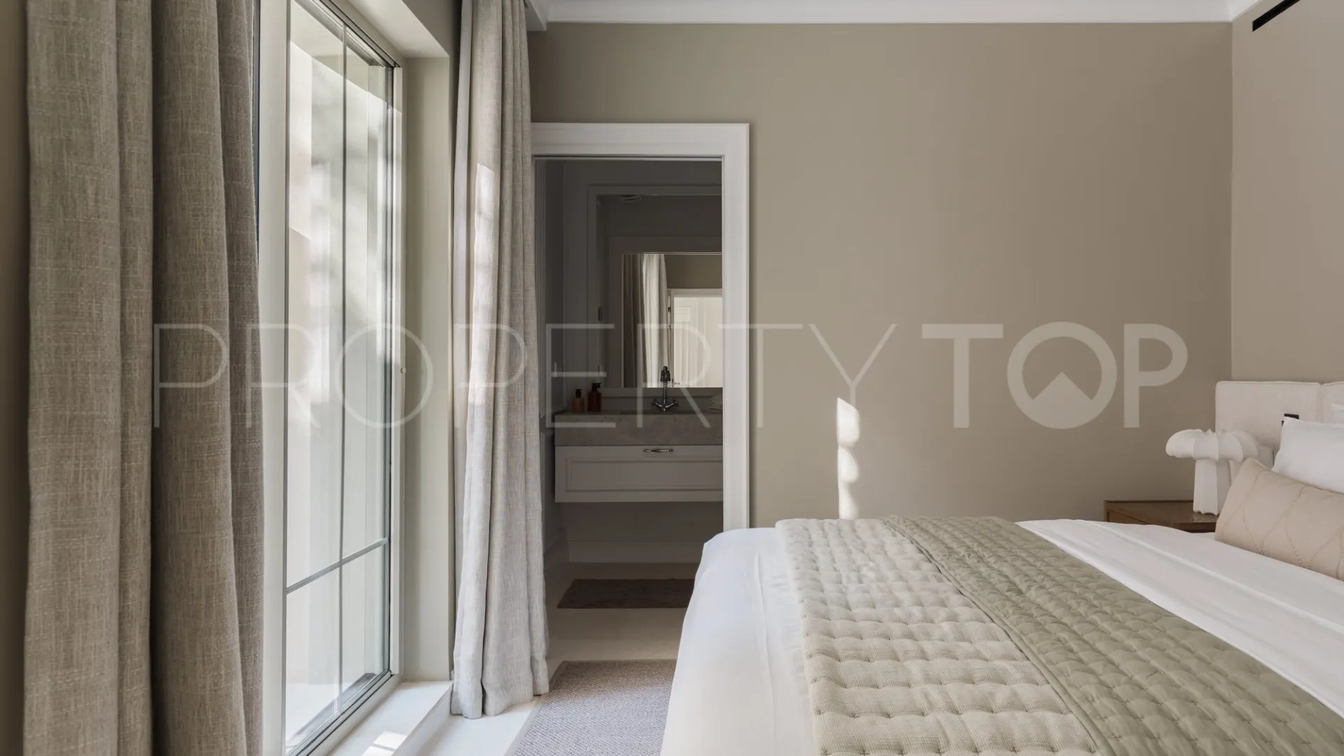 Buy villa with 5 bedrooms in Nueva Andalucia