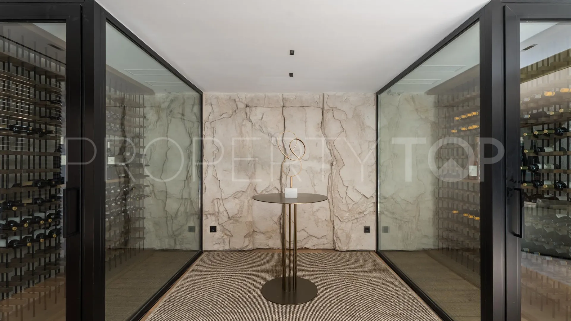 For sale 6 bedrooms villa in Nueva Andalucia