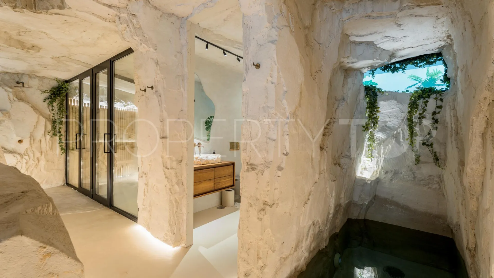 For sale 6 bedrooms villa in Nueva Andalucia
