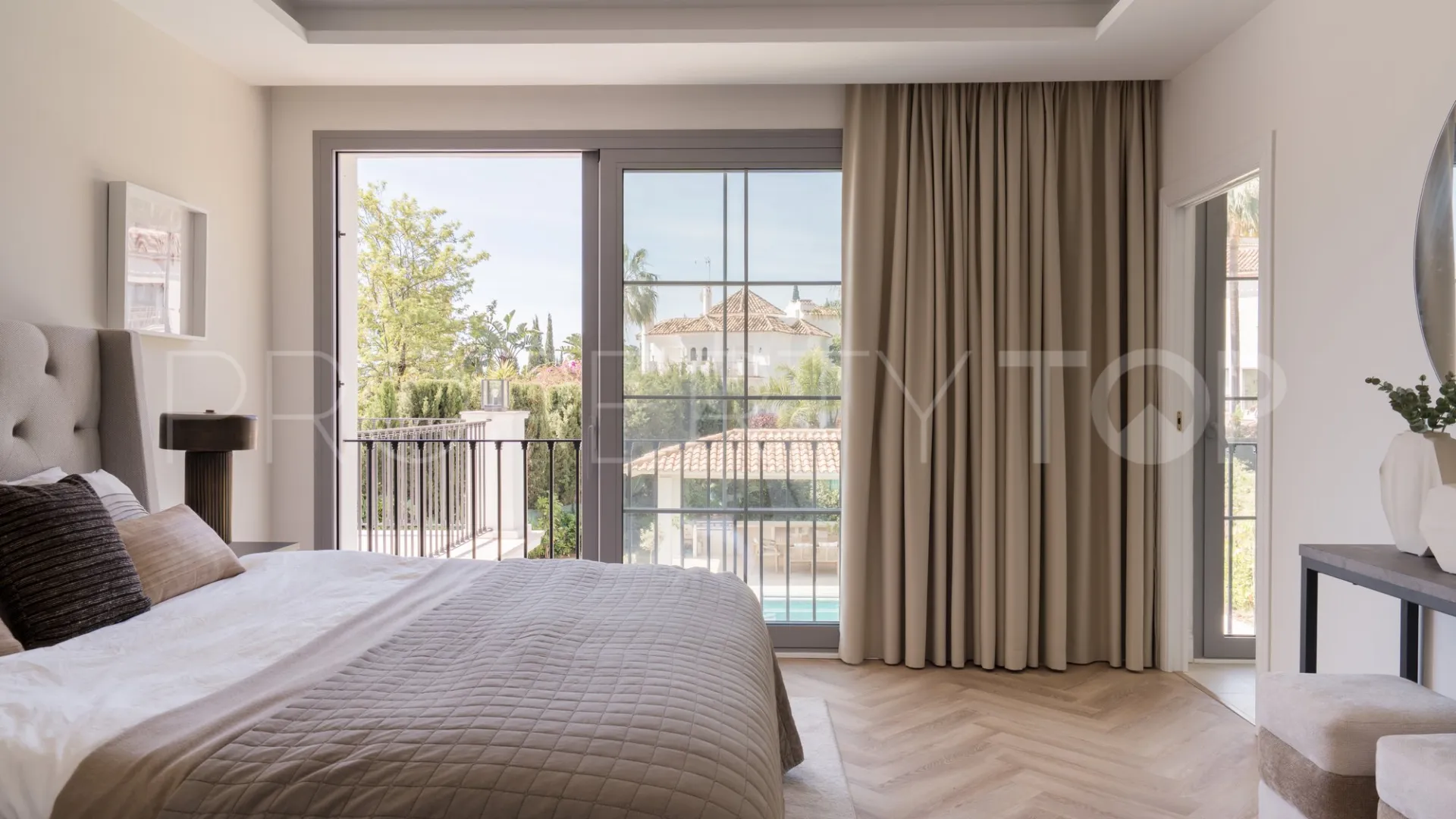 Buy villa in Los Arqueros