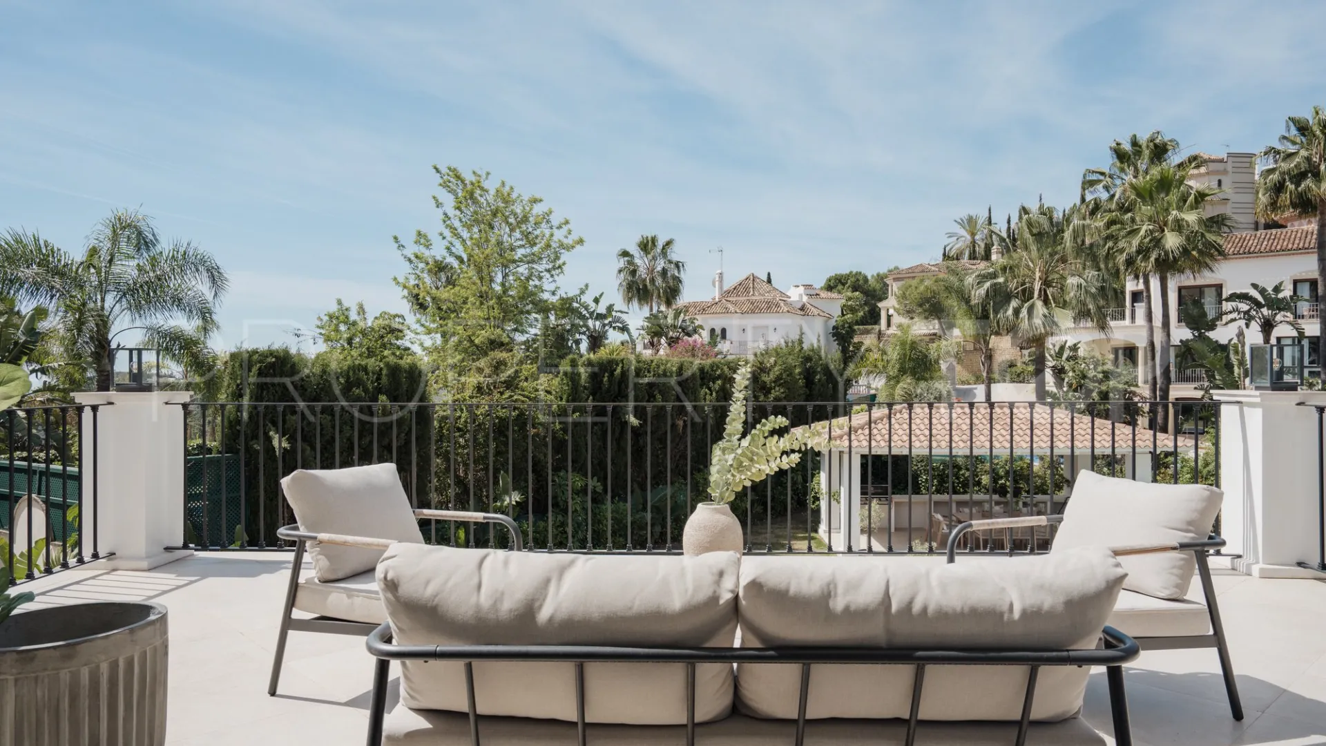 Buy villa in Los Arqueros