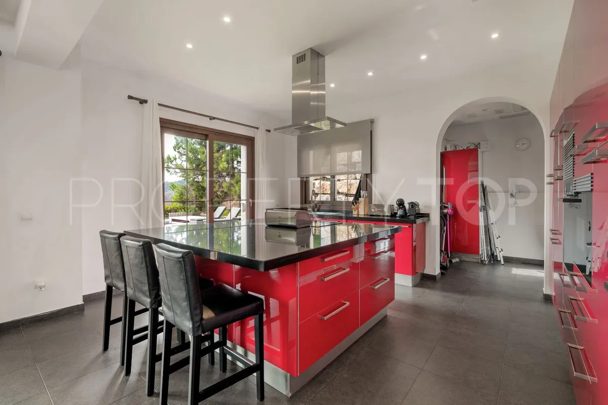 Buy 5 bedrooms villa in Benahavis