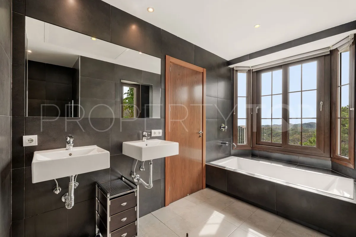 Buy 5 bedrooms villa in Benahavis