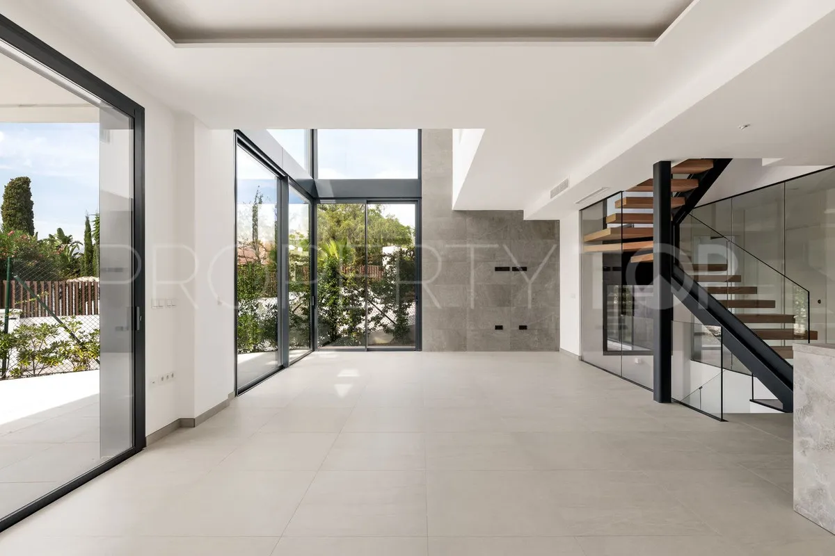 Rio Real 6 bedrooms villa for sale
