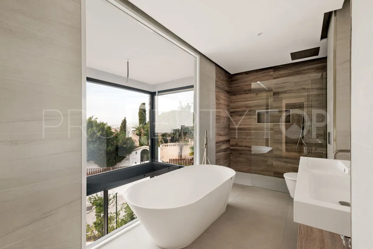 Rio Real 6 bedrooms villa for sale