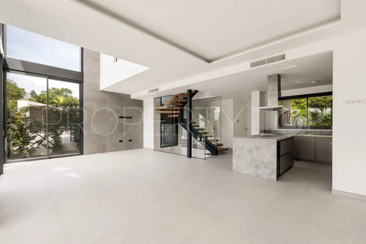 Rio Real 6 bedrooms villa for sale