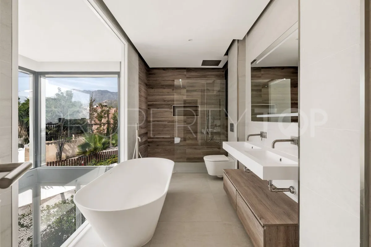 Rio Real 6 bedrooms villa for sale