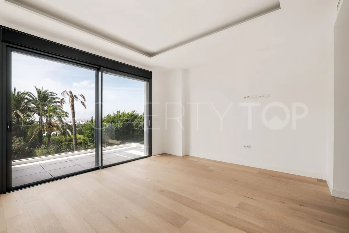 Rio Real 6 bedrooms villa for sale