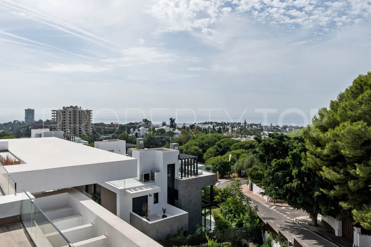 Rio Real 6 bedrooms villa for sale