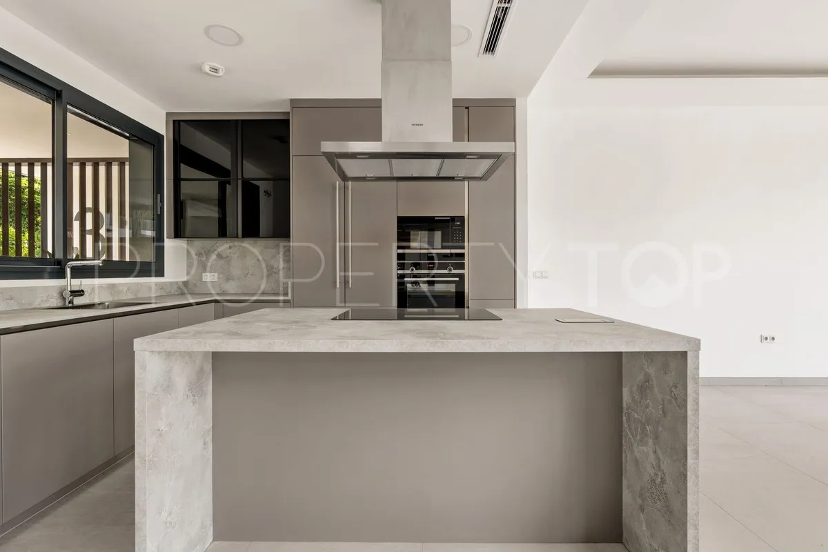 Rio Real 6 bedrooms villa for sale