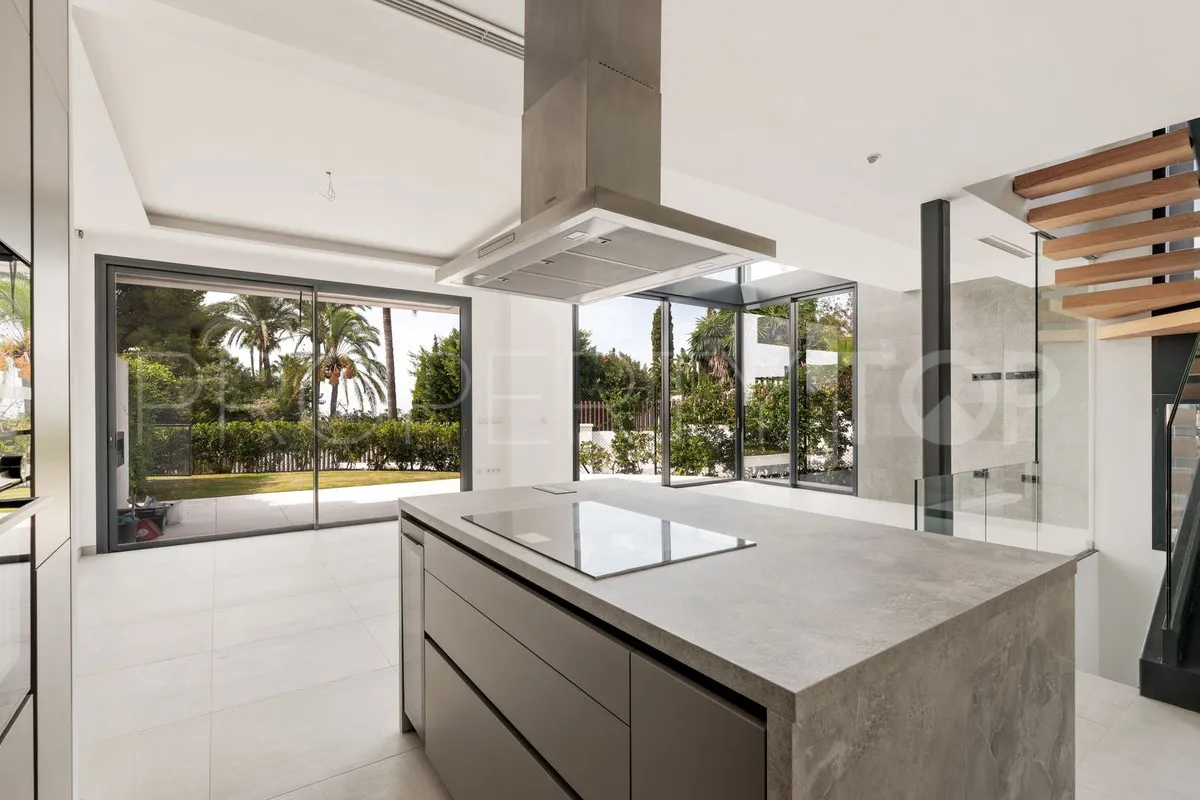 Rio Real 6 bedrooms villa for sale