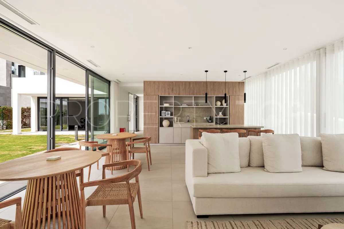 Rio Real 6 bedrooms villa for sale