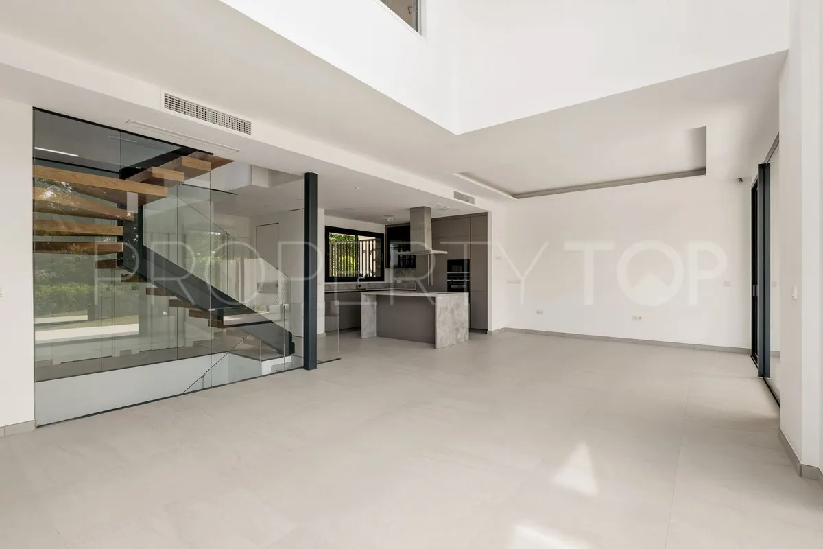 Rio Real 6 bedrooms villa for sale