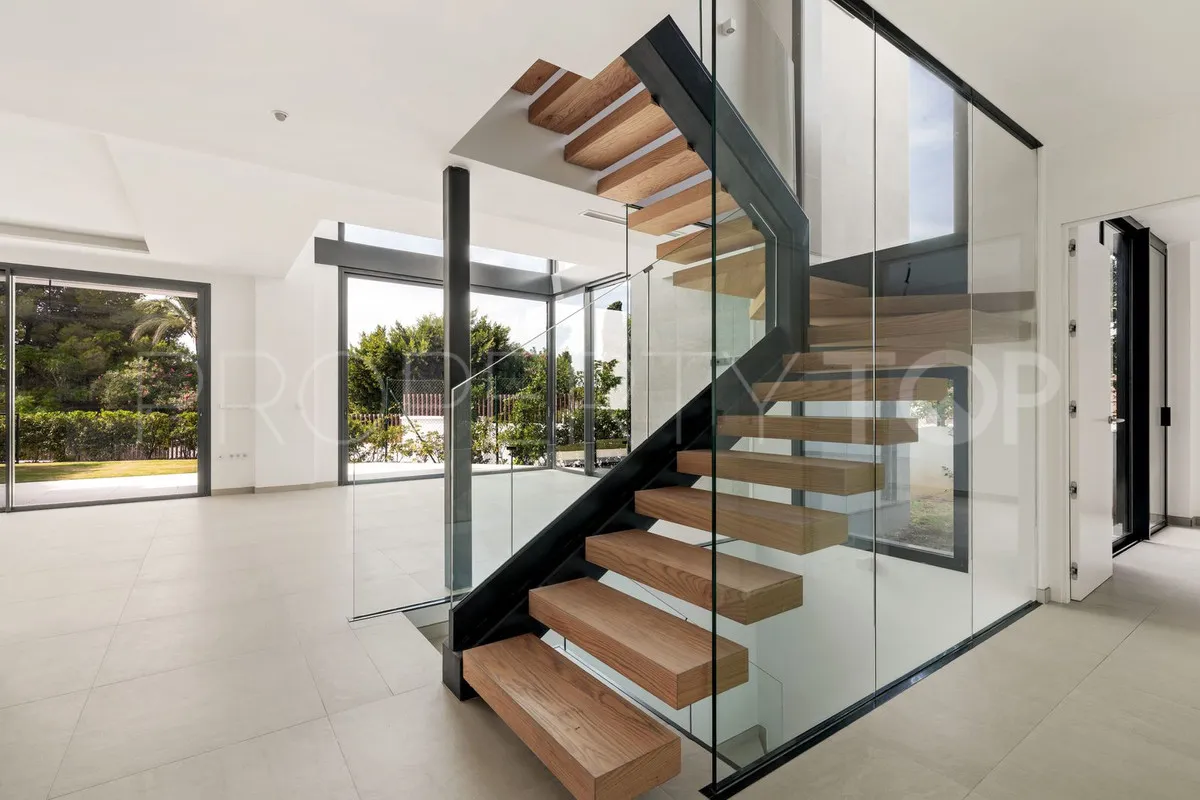 Rio Real 6 bedrooms villa for sale