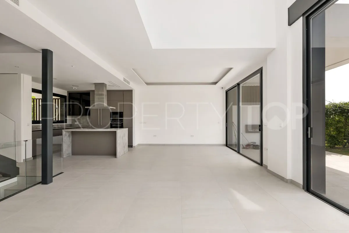 Rio Real 6 bedrooms villa for sale