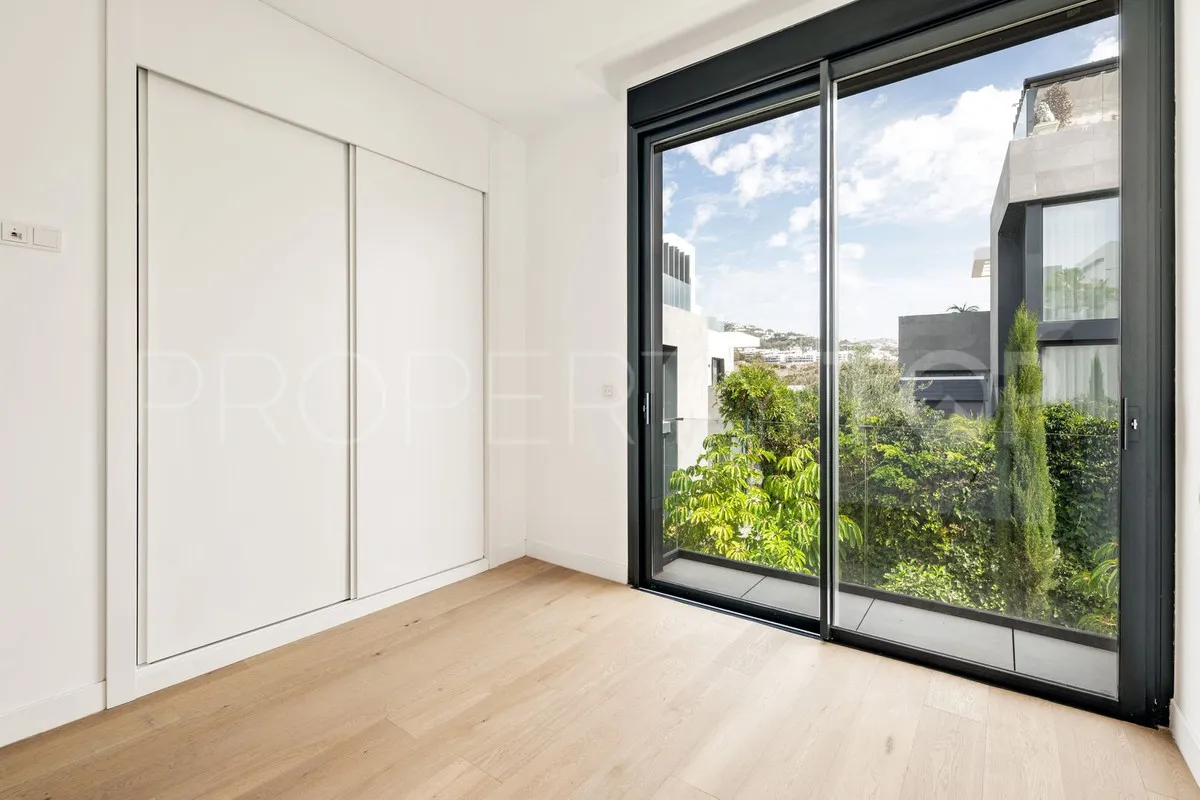 Rio Real 6 bedrooms villa for sale