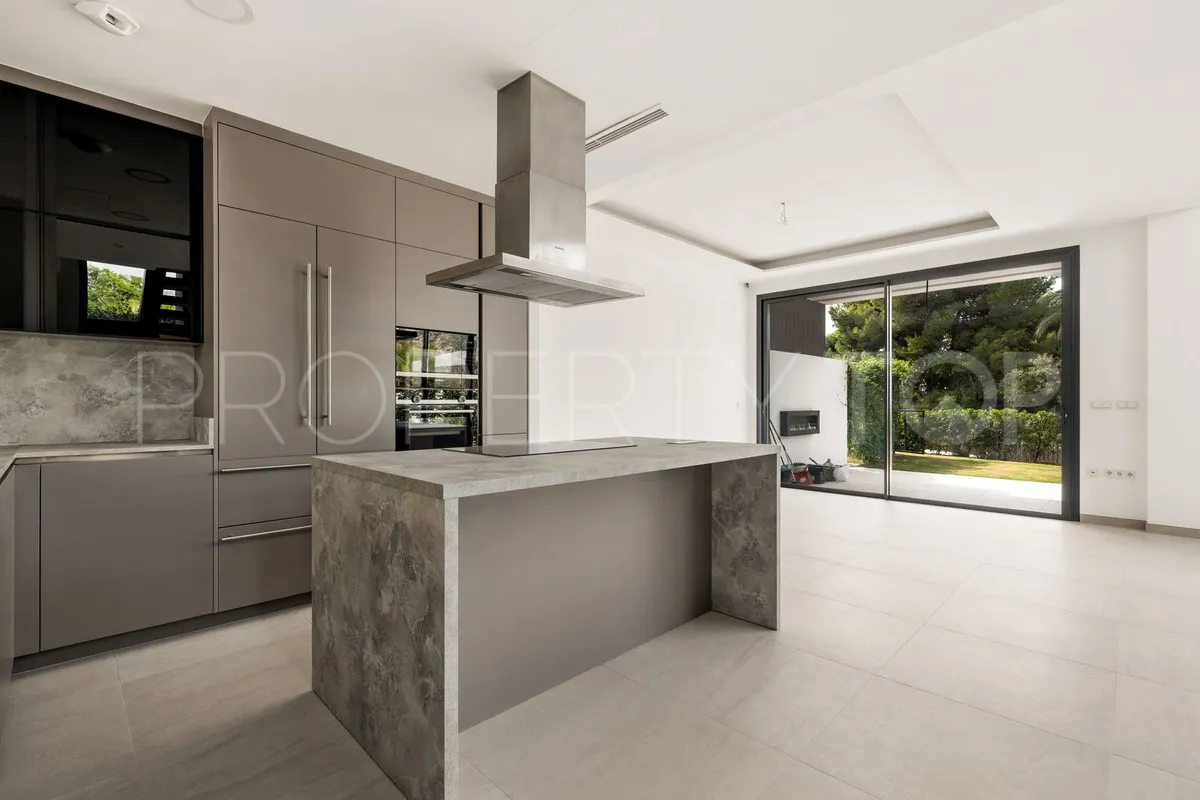 Rio Real 6 bedrooms villa for sale