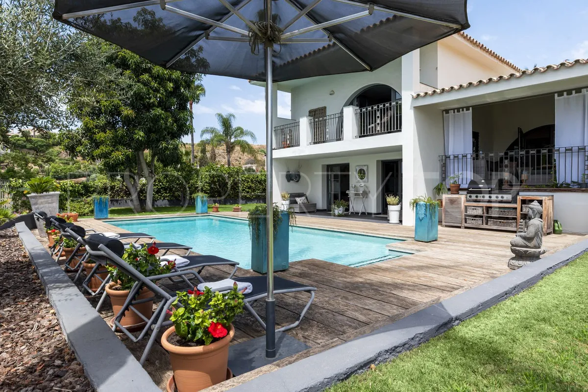 Se vende villa en El Paraiso de 5 dormitorios