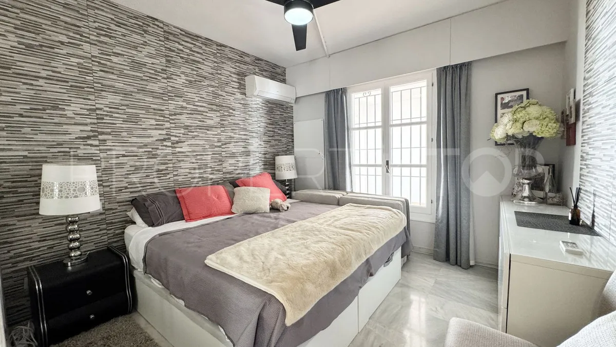Buy penthouse in Los Almendros with 4 bedrooms