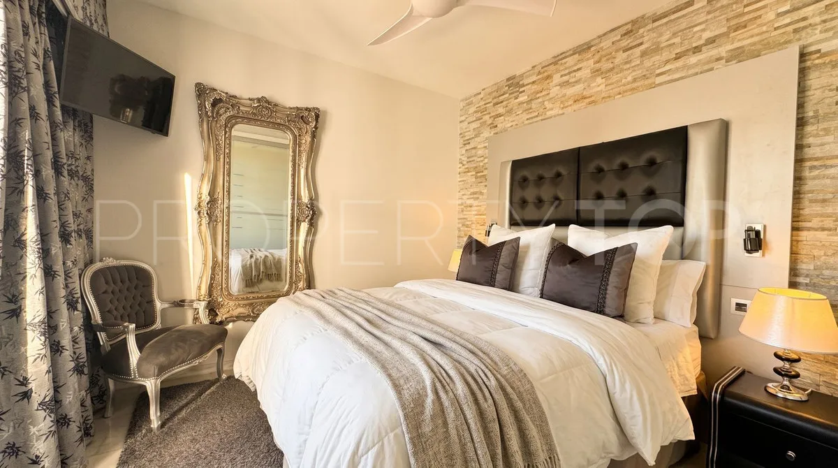 Buy penthouse in Los Almendros with 4 bedrooms