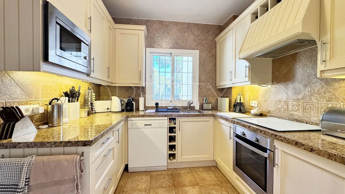 Buy penthouse in Los Almendros with 4 bedrooms