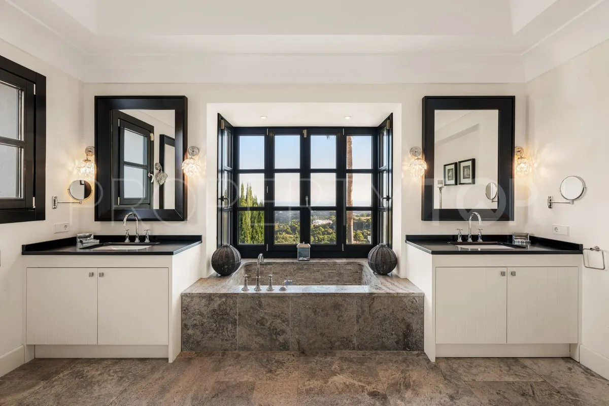 For sale Benahavis villa with 5 bedrooms