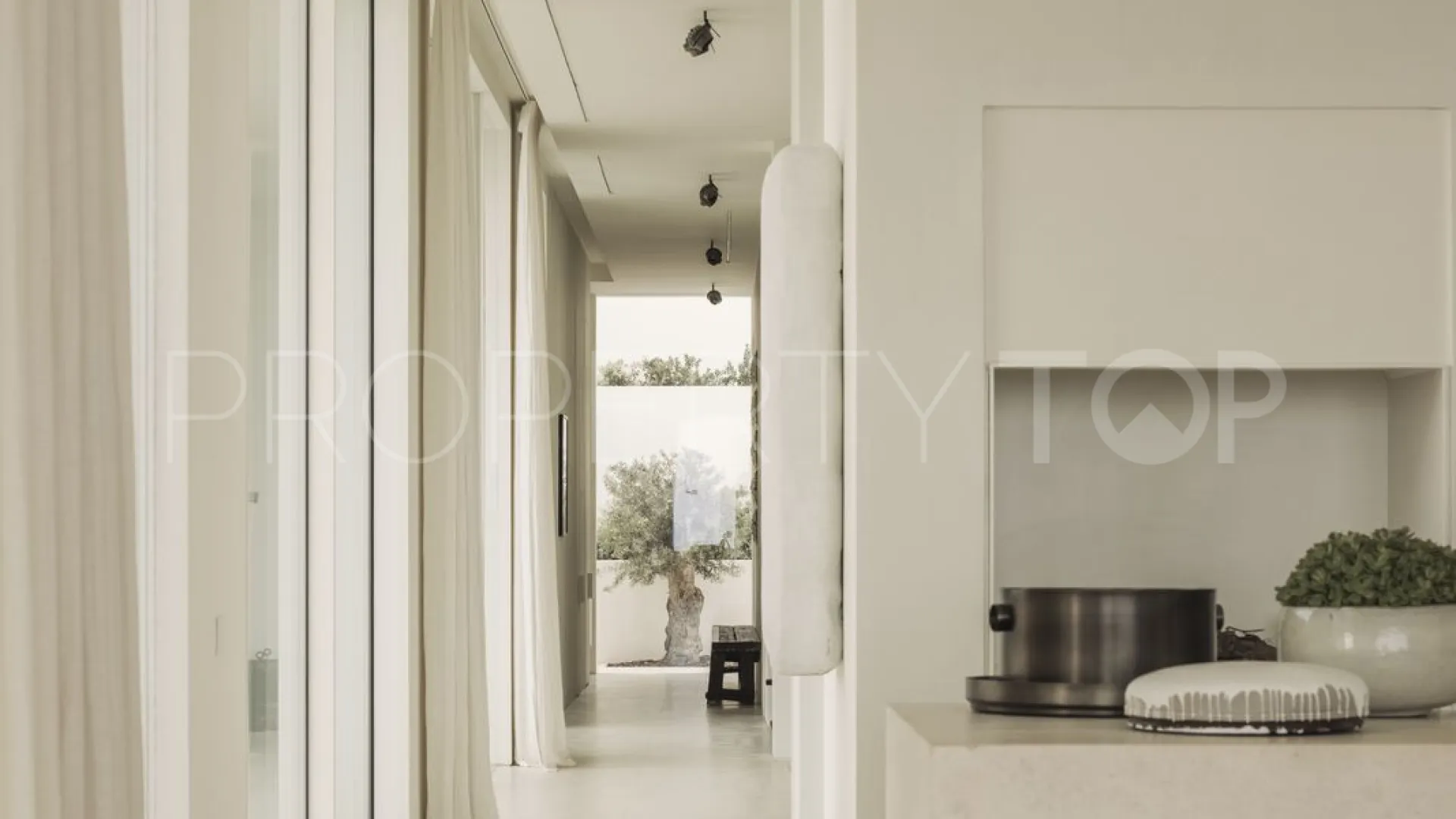Villa for sale in Los Altos de los Monteros