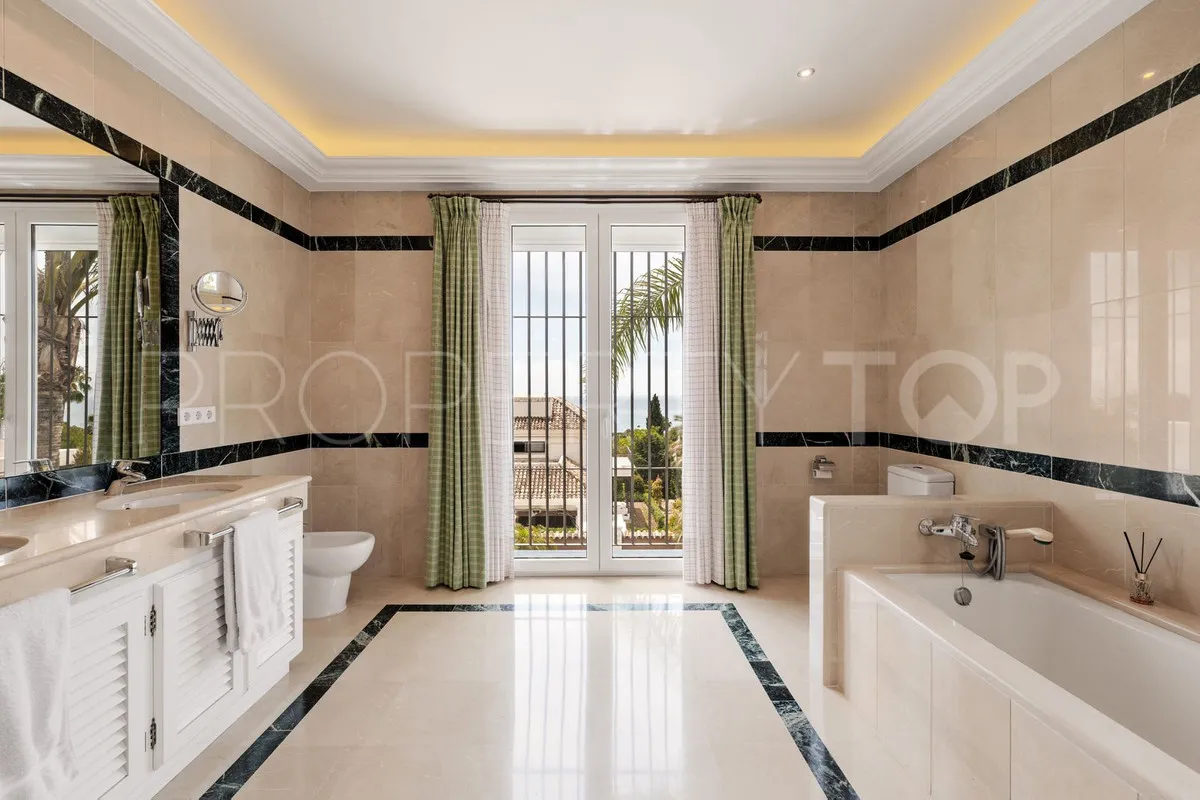 Buy villa with 5 bedrooms in Sierra Blanca