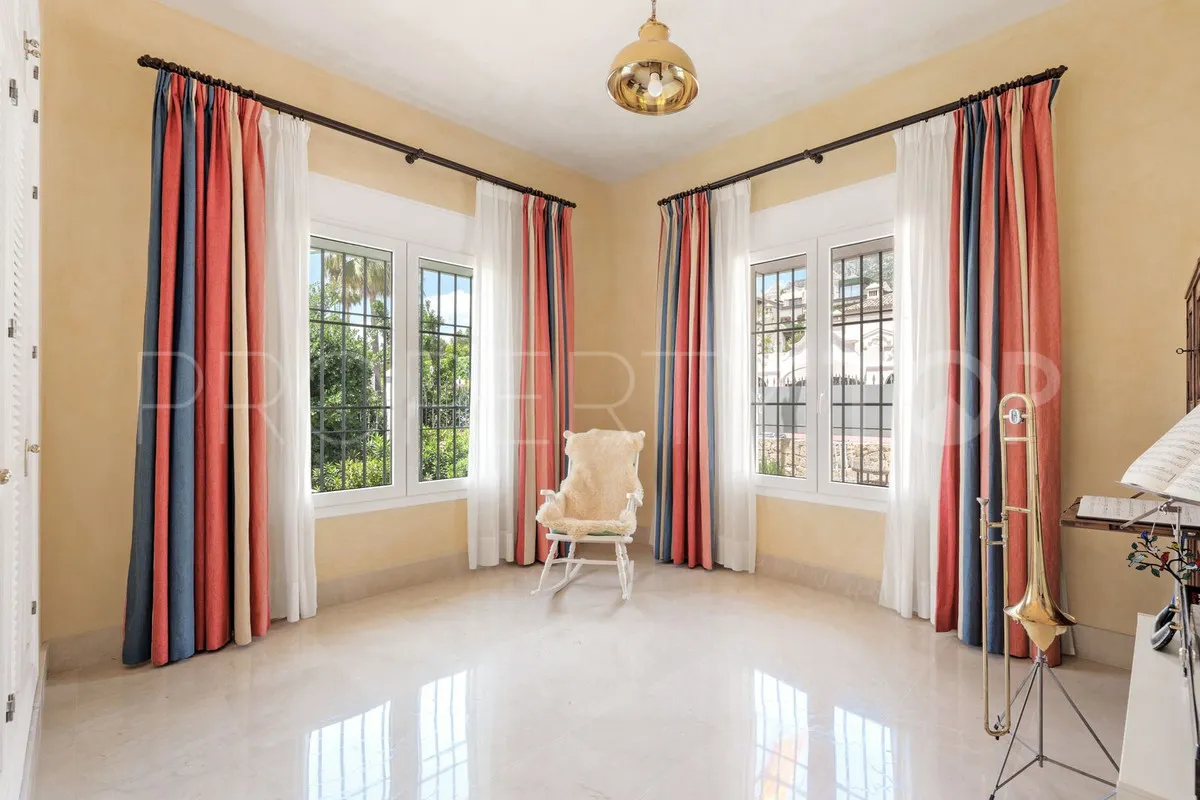 Buy villa with 5 bedrooms in Sierra Blanca