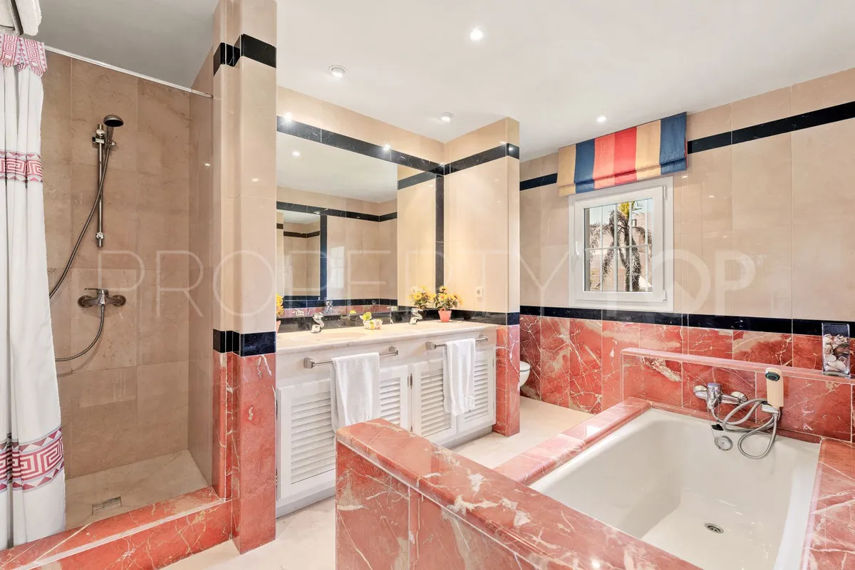 Buy villa with 5 bedrooms in Sierra Blanca
