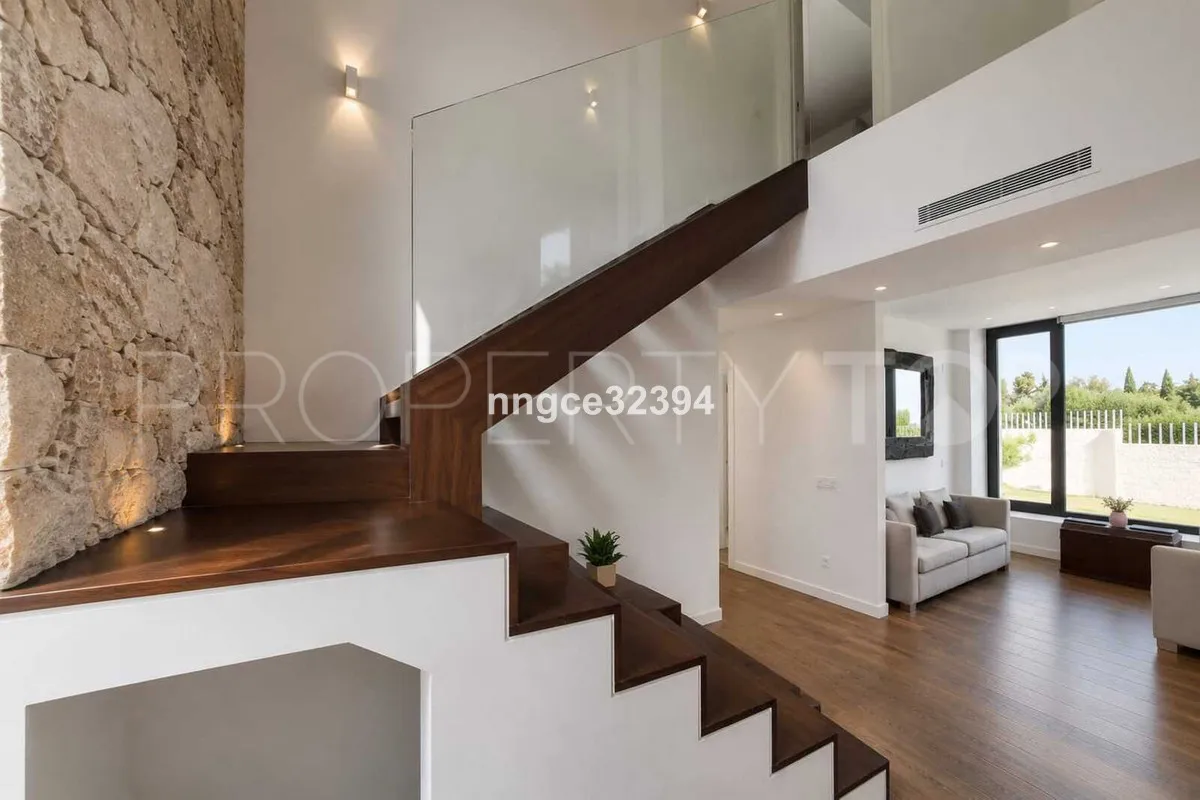 For sale villa with 5 bedrooms in New Golden Mile