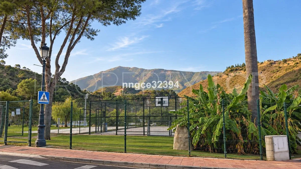 3 bedrooms ground floor apartment in Benahavis for sale