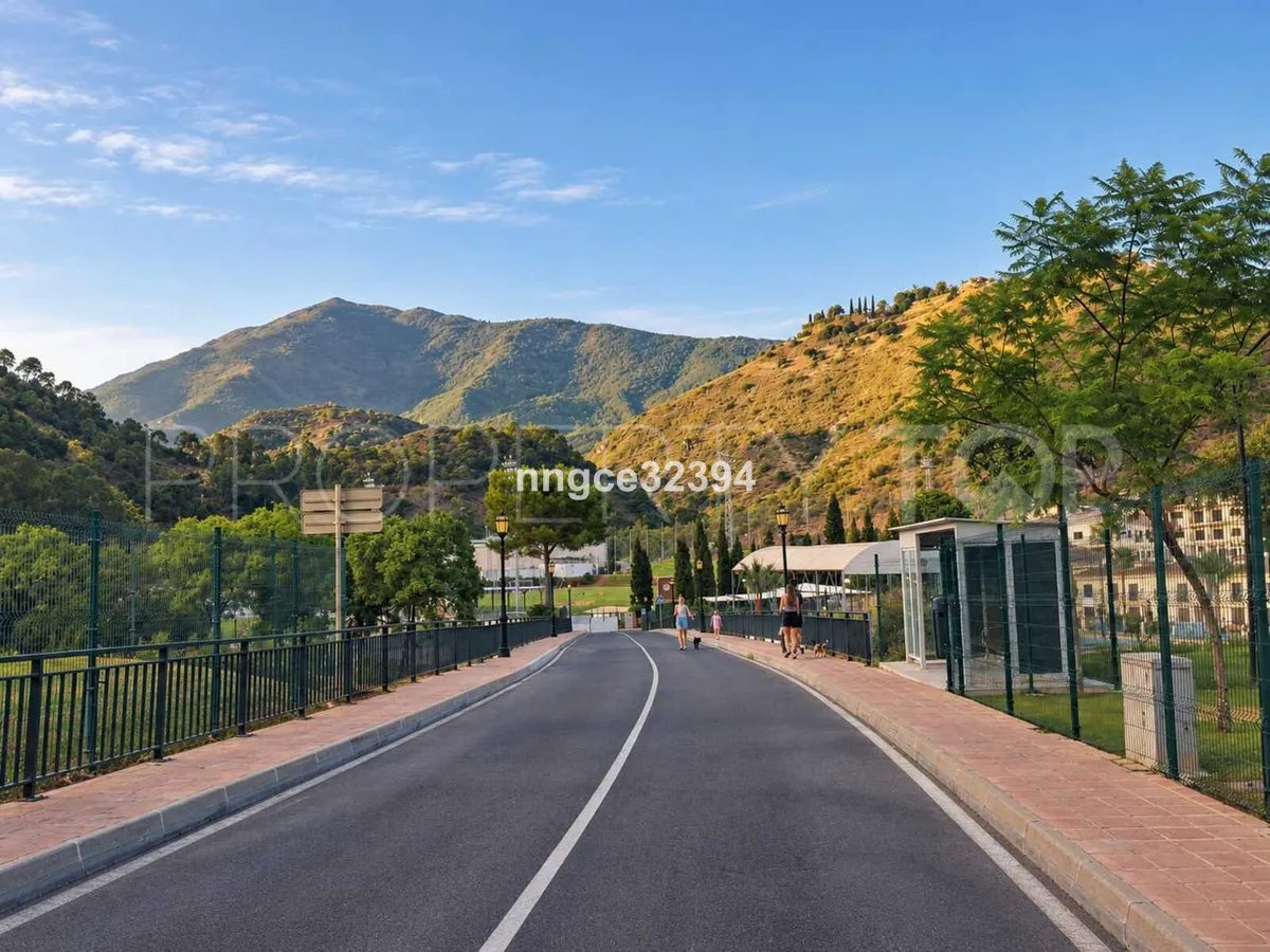 3 bedrooms ground floor apartment in Benahavis for sale