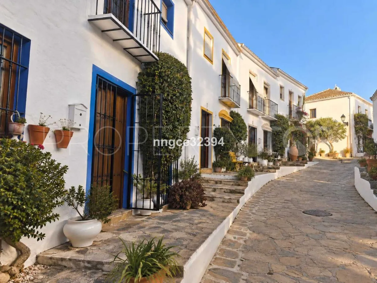 Se vende adosado en Nueva Andalucia con 2 dormitorios