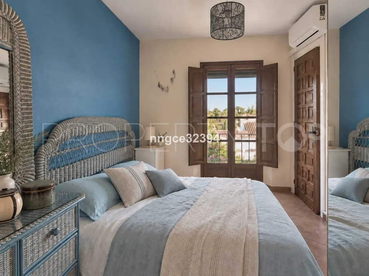 Se vende adosado en Nueva Andalucia con 2 dormitorios