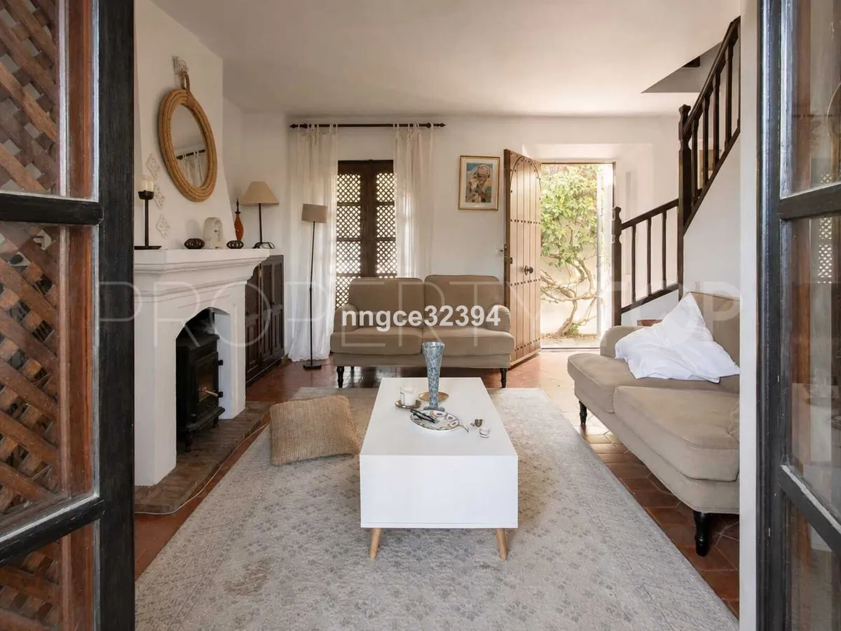 Se vende adosado en Nueva Andalucia con 2 dormitorios